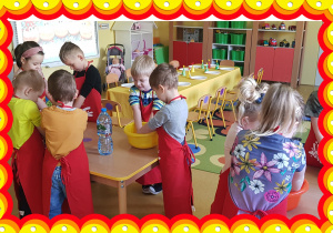 Dzieci robią masę mączno - solną.